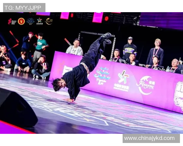 杭州街舞队在世界攀岩锦标赛中的精彩表现与奋斗历程揭秘 杭州街舞队在世界攀岩锦标赛中的精彩表现与奋斗历程揭秘